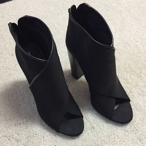 Aldo 6 peep toe ankle bootie heels